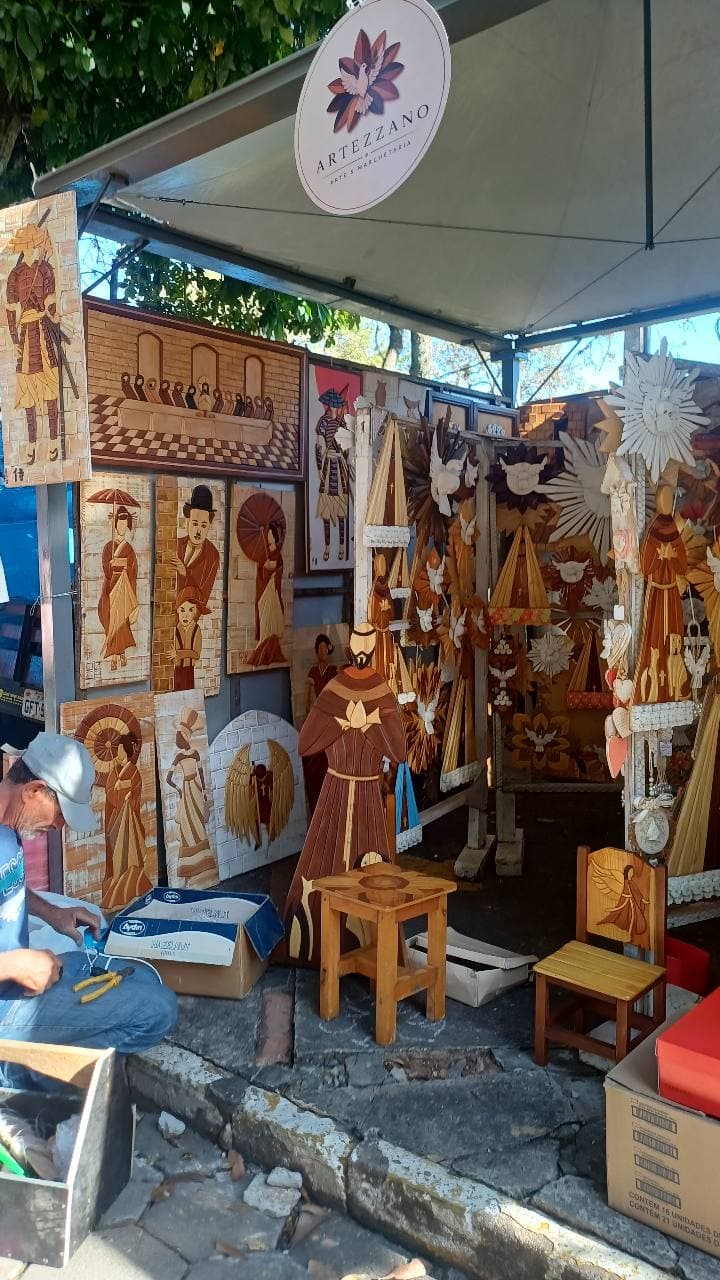 Banca da Artezzano com peças de marchetaria e arte em madeira